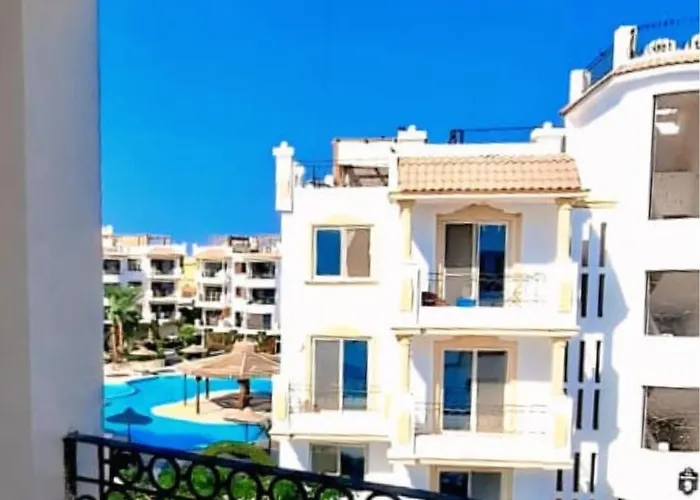 Hills Oasis-pool View Apartment