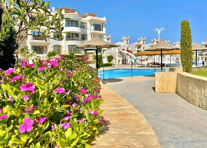 Hills Oasis-pool View Apartment