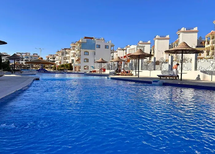 Apartment Hills Oasis-pool View